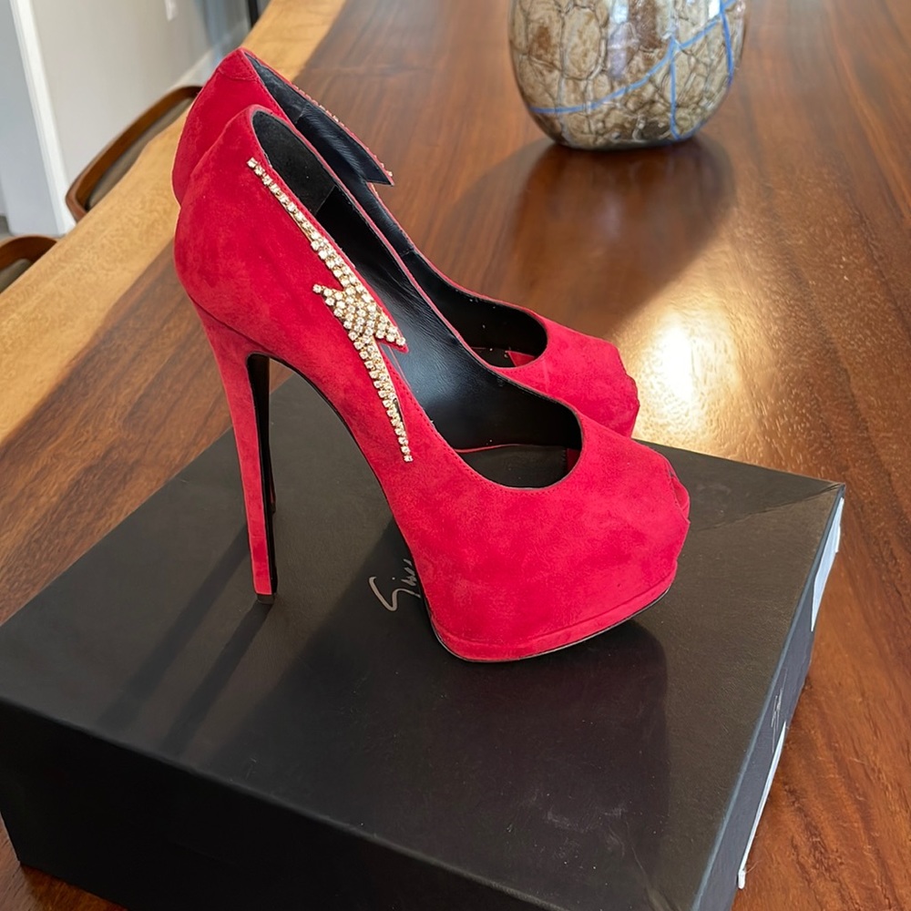 Giuseppe Zanotti designs platform keels! Suede! Goergeos ! New in  a box!